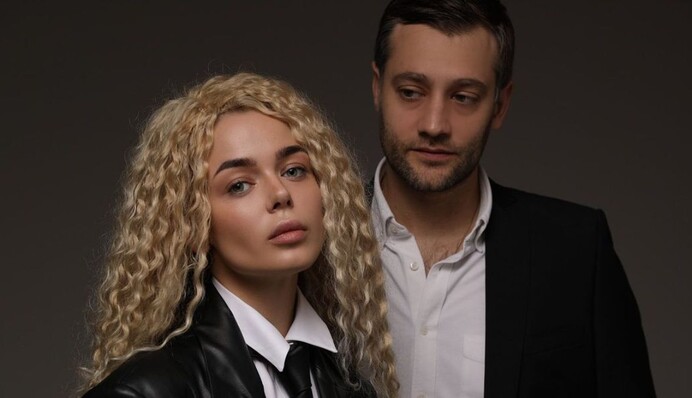 Позував із посмішкою: хлопця хворої Аліни Гросу сфотографували в Москві на світському вечорі