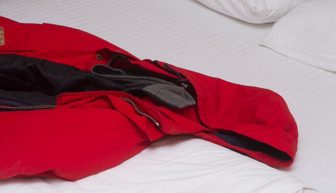 Как быстро почистить загрязненную куртку, чтобы не стирать ее полностью: простой способ