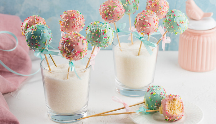 Діти обожнюють цей десерт. Рецепт популярних кейк-попсів на паличці