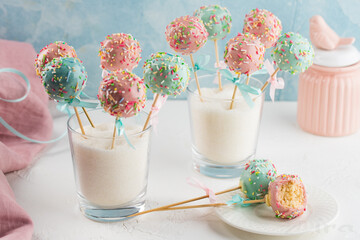 Дети обожают этот десерт. Рецепт популярных кейк-попсов на палочке