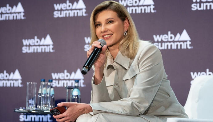 Олена Зеленська у сірому костюмі модного крою відвідала конференцію в Португалії: фото