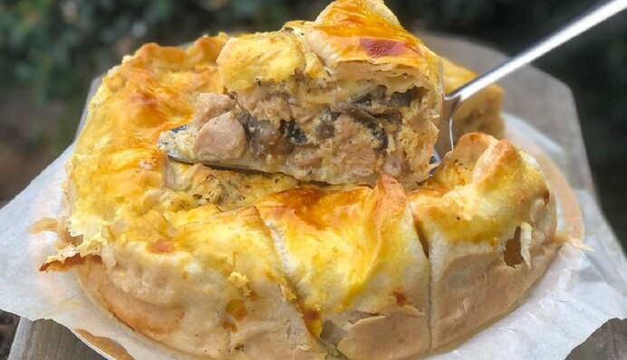 Як приготувати простий пиріг-жульєн: рецепт на листковому тісті