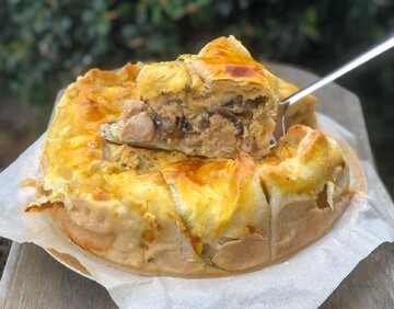 Як приготувати простий пиріг-жульєн: рецепт на листковому тісті