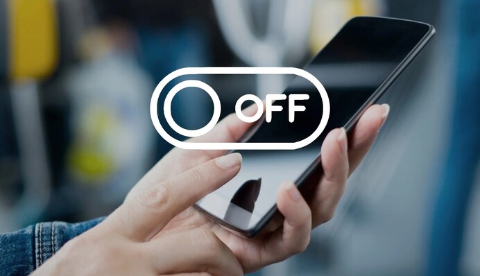 Телефони українців перетворюються на "цеглини": чому зв'язок "вмирає" разом зі світлом