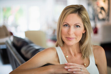 Какого цвета волос стоит избегать женщинам, чтобы не выглядеть старше: советы стилиста