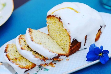 Як спекти швидкий лимонно-маковий кекс на сметані: простий рецепт