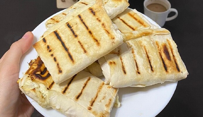 Як приготувати на сковороді сирні конвертики з лаваша: простий рецепт