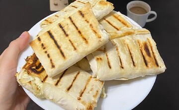 Як приготувати на сковороді сирні конвертики з лаваша: простий рецепт