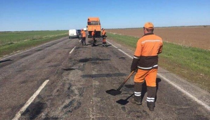 На жилье переселенцам нет, а дороги строим: почему в асфальт катают миллиарды во время войны