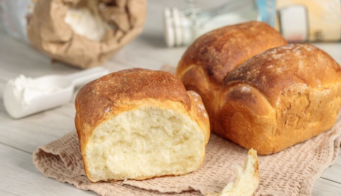 Як спекти в духовці домашній хліб на кислому молоці: простий рецепт