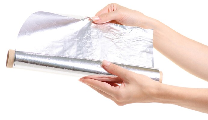 Заточить ножиці і очистить посуд: топ-7 лайфхаків з алюмінієвою фольгою