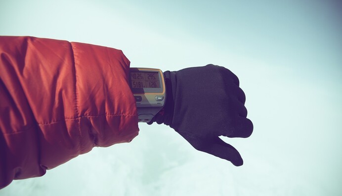 Як почистити брудні рукава пуховика, щоб не прати його повністю