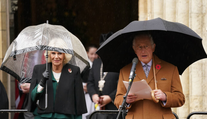 Короля Чарльза і королеву Каміллу закидали яйцями під час прогулянки містом