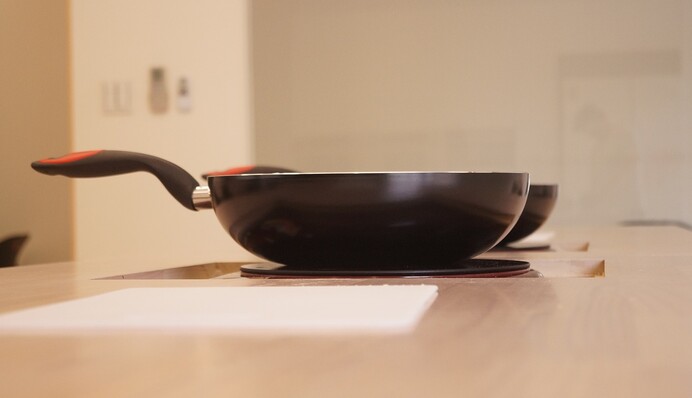 Навіщо кип’ятити молоко у сковороді: простий лайфхак, який відновить антипригарне покриття