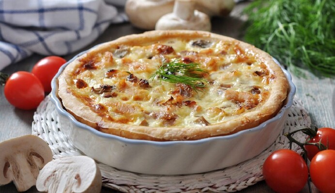 Як приготувати заливний пиріг з куркою та грибами: простий рецепт