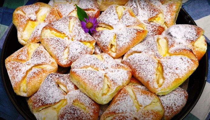 Як приготувати пухкі булочки з сиром замість звичайних ватрушок: простий рецепт