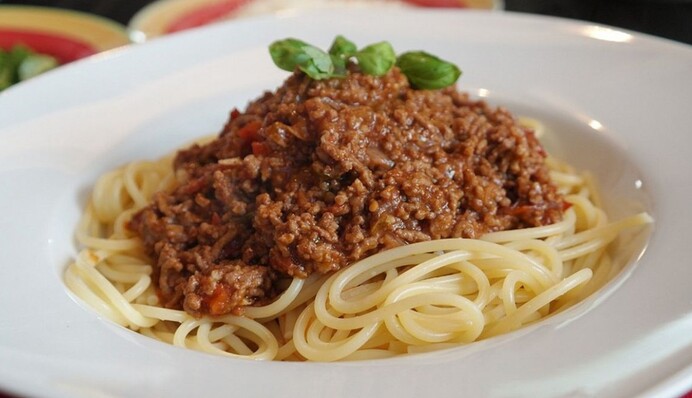 Замість звичайних макаронів по-флотськи: як приготувати пасту болоньєзе з м'ясним соусом