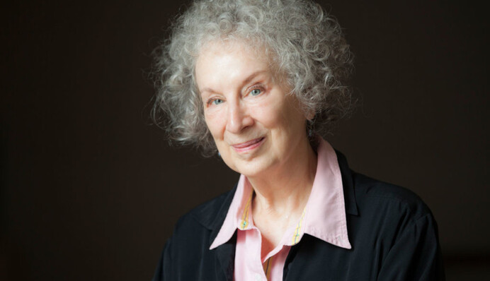 Маргарет Етвуд з українським прапором пожартувала про заборону в'їзду в Росію: фото