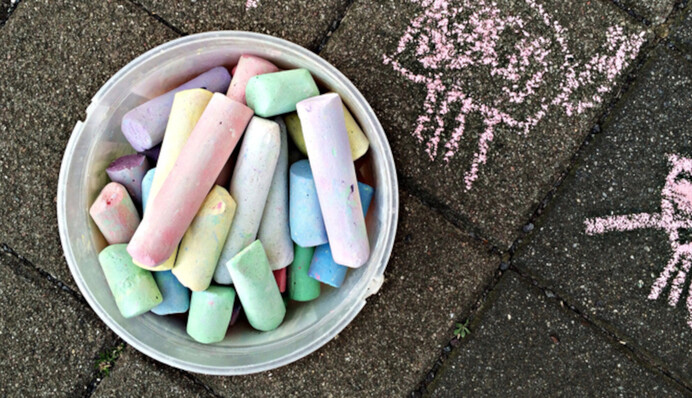 Зачем класть мел в шкаф: умный лайфхак против сырости и грибка