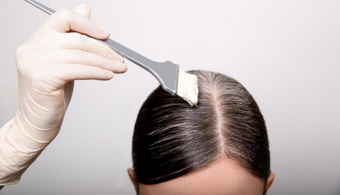 Звездный стилист назвал ошибку в окрашивании волос, из-за которой женщины выглядят старше