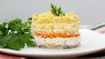 Блогерка поділилася незвичайним рецептом салату Мімоза з крекерами: як його приготувати