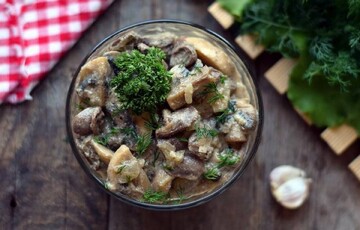 Як приготувати курячі сердечка у вершковому соусі: простий рецепт