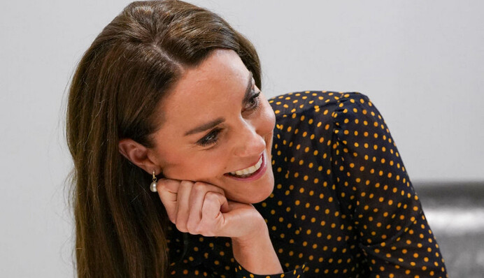 Кейт Миддлтон в сине-желтом платье встретилась с украинскими беженцами в Великобритании: фото