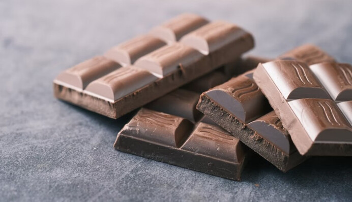 Почему шоколад белеет, можно ли его есть и как спасти от порчи