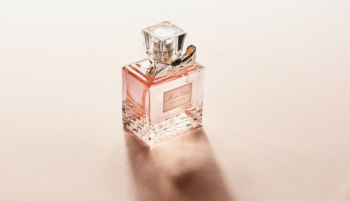 Як правильно наносити парфуми, щоб вони довго пахли: простий лайфхак