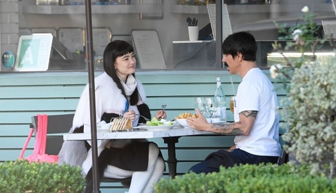 Фронтмена Red Hot Chili Peppers застукали за обедом с молодой актрисой из Украины: фото