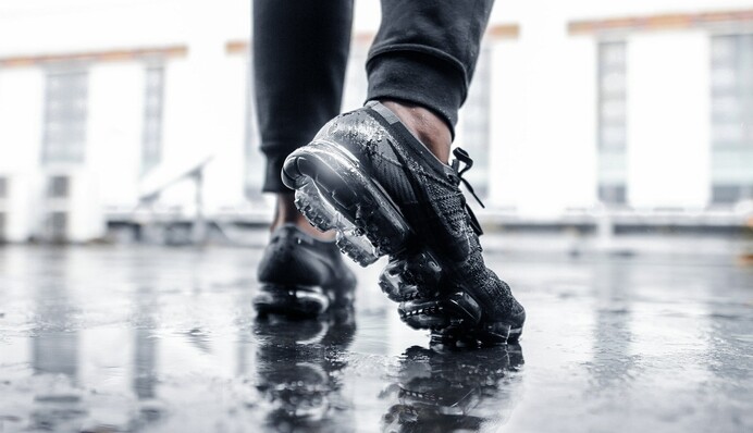 Чим обробити взуття від промокання: топ-7 домашніх засобів