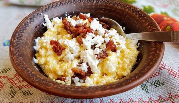 Як приготувати банош з бринзою та шкварками: простий рецепт