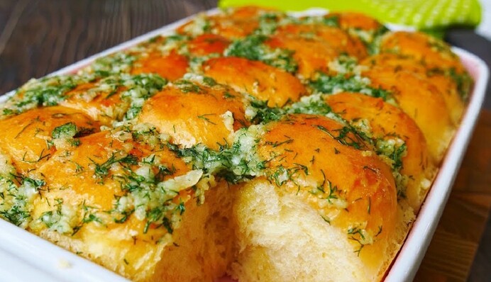 Как приготовить пышные булочки с чесноком к борщу: простой рецепт