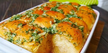 Как приготовить пышные булочки с чесноком к борщу: простой рецепт
