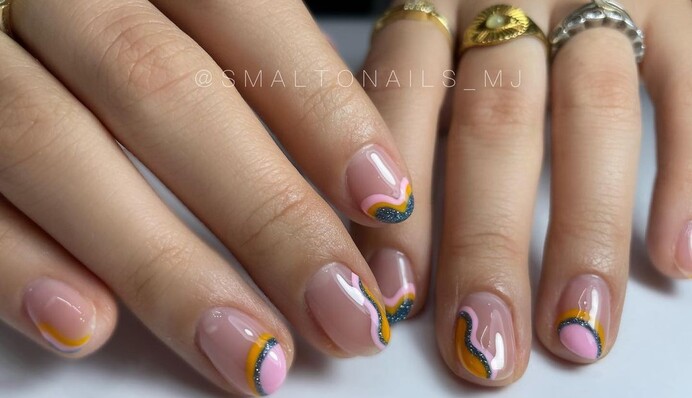 Як виглядає модний манікюр зі смужками - тренд зими 2023 року: фото