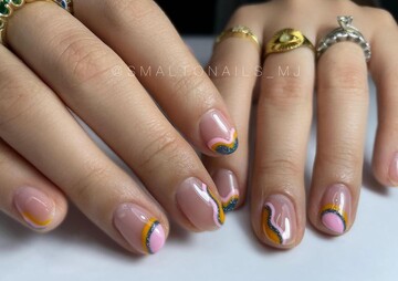 Как выглядит модный маникюр с полосками - тренд зимы 2023 года: фото