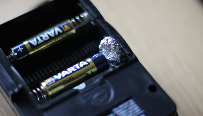 Что делать, если батарейки не подходят по размеру: лайфхак с фольгой
