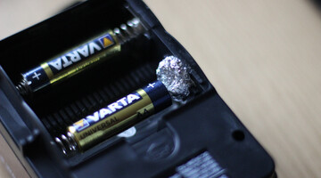 Что делать, если батарейки не подходят по размеру: лайфхак с фольгой