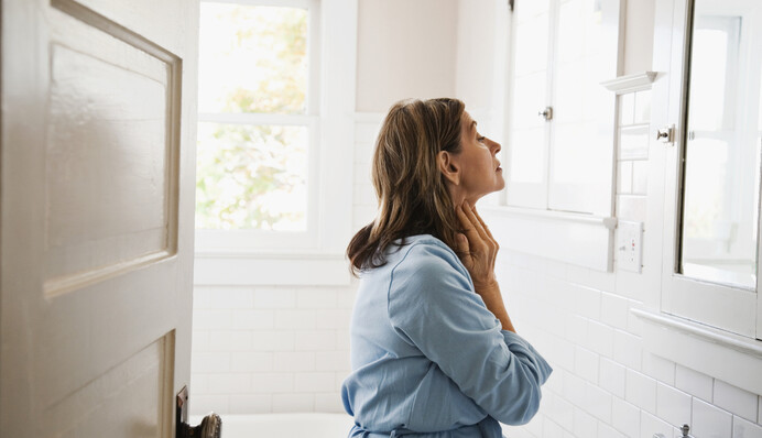 Как выглядеть моложе: эксперт назвала привычку, которая делает шею дряблой