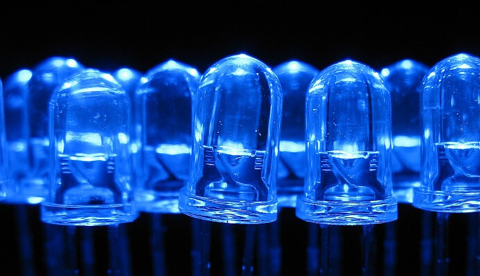 Як зробити ліхтарик з батарейок: простий варіант без паяння