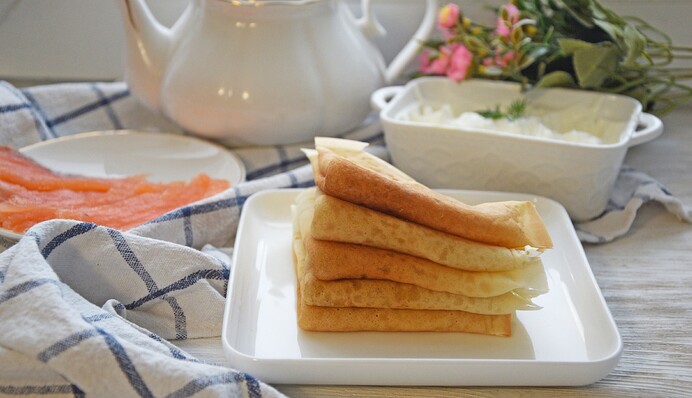 Млинці не будуть рватися, якщо приготувати їх за цим рецептом на молоці