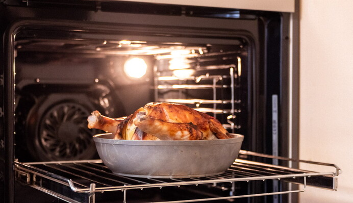 Який посуд не можна ставити в духовку: 3 важливі поради для кухні