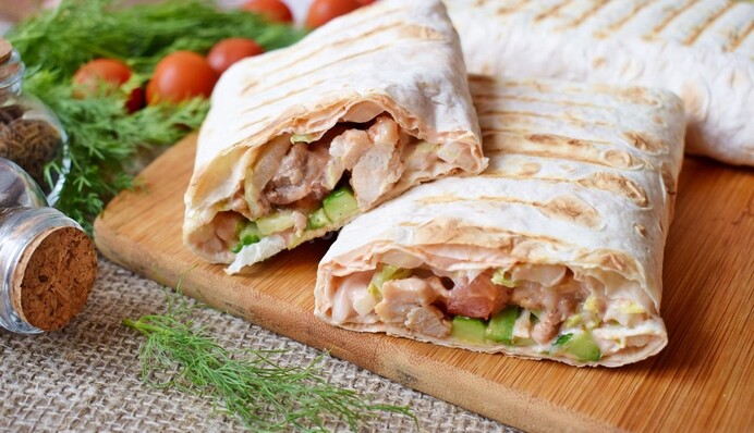 Нарізав, підсмажив і з‘їв: рецепт лаваша на сковороді з начинкою