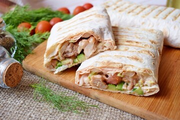 Нарізав, підсмажив і з‘їв: рецепт лаваша на сковороді з начинкою