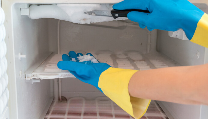 Топ-7 народних засобів, щоб помити холодильник від запаху та липких плям