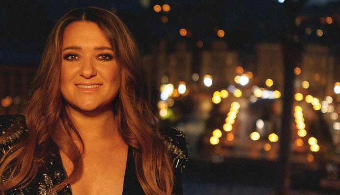 Буде працювати рік: Наталія Могилевська поділилася лайфхаком, як зробити лампочку з батарейок