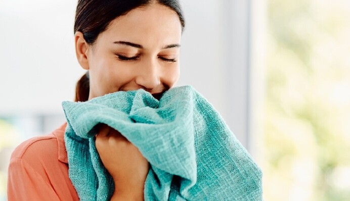 Як освіжити одяг без прання і праски: топ-6 швидких лайфхаків