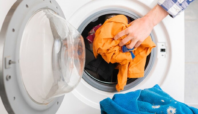 Топ-4 лайфхака, щоб швидко видалити запах бензину з одягу