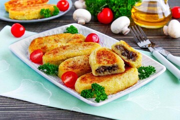 Как приготовить картофельные зразы с грибами и подливкой: простой рецепт