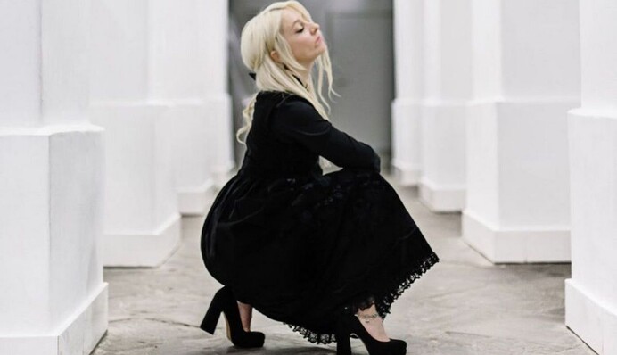 Солистка Vivienne Mort рассказала, что близкий ей человек отравился угарным газом от генератора